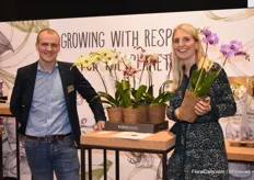 Luke Zuijderwijk and Larissa van Dorst with the new concept of Stolk Flora - Your Natural Orchid. With the Kokodama pot, the concept is completely plastic and chemistry free.